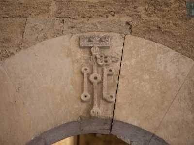 Ed eccoci all�interno della Torre dell�Imperatrice, sul cui ingresso ad arco spicca il bassorilievo delle chiavi, simbolo di Federico II